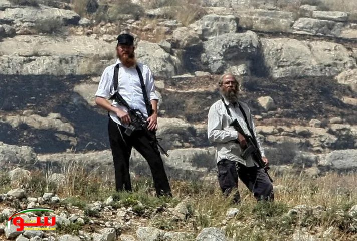 شرق القدس ,, مستوطنون يغلقون الطريق الواصل بين تجمع خلة السدرة وبلدة مخماس