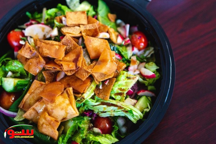 سلطة الفتوش بالخبز المحمص