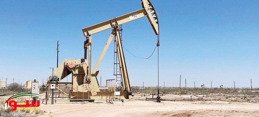 النفط يهبط لكنه يتجه إلى أكبر مكاسب شهرية في سنوات