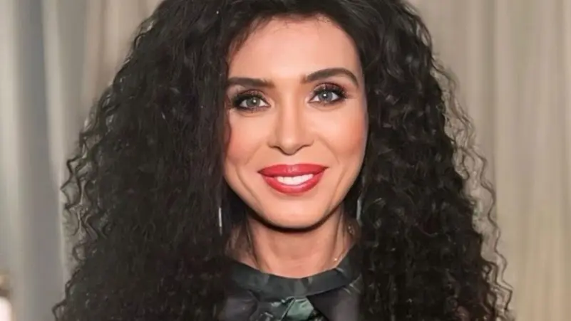 دينا تثير الجدل بتصريح عن المساكنة,,( أوافق لابني )