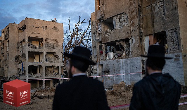 23 يوما من الحرب: سقوط شظايا صاروخية بتل أبيب.. 17 مصابا أحدهم بجراح خطيرة